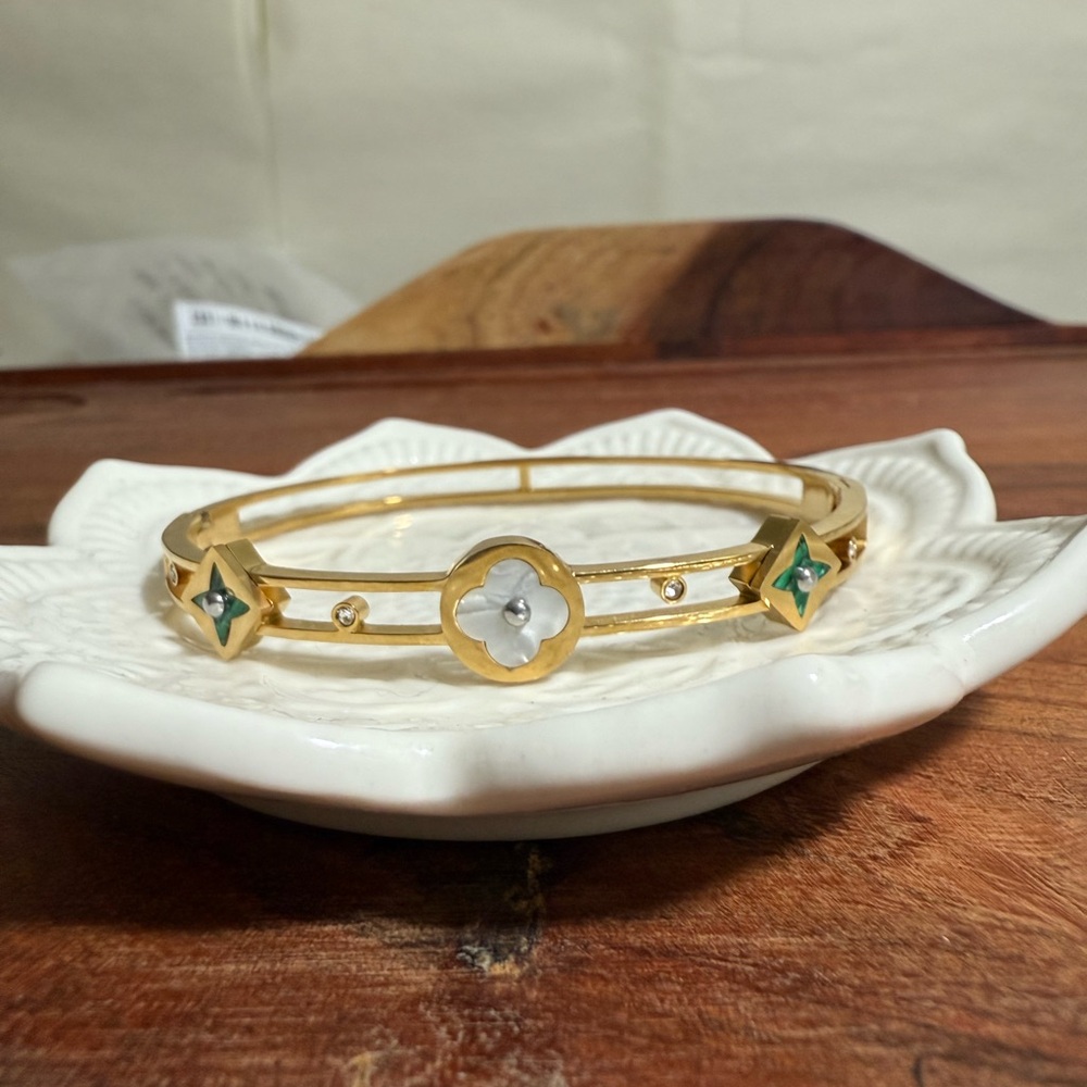 Gold Plated clover motifs Titanium Steel bangle white mother ofpearl green stone